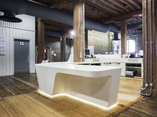 Quầy lễ tân có màu trắng sáng, độ bền và đẹp, cùng với khả năng xuyên sáng cao sẽ gây ấn tượng vào mọi thời điểm trong ngày.